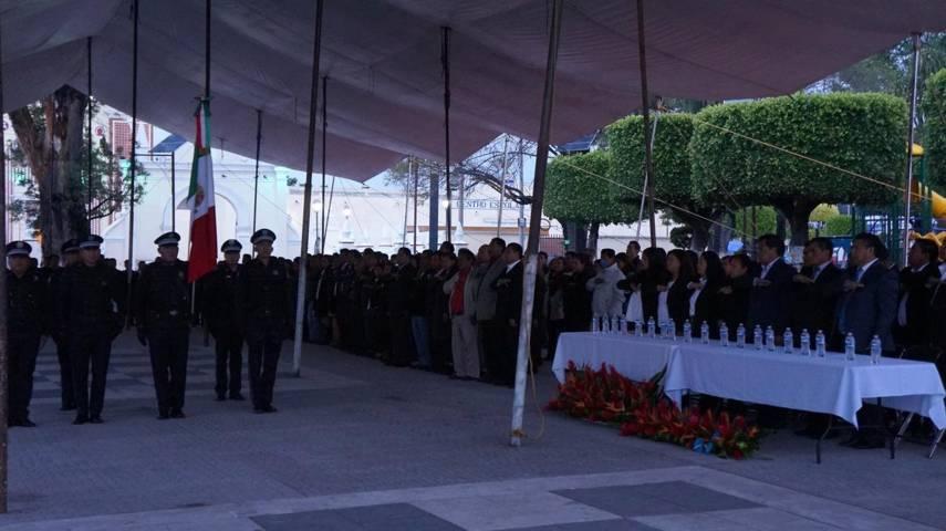 Cutberto Cano Coyotl coloca bando solemne de fiestas patrias en San Pablo del Monte