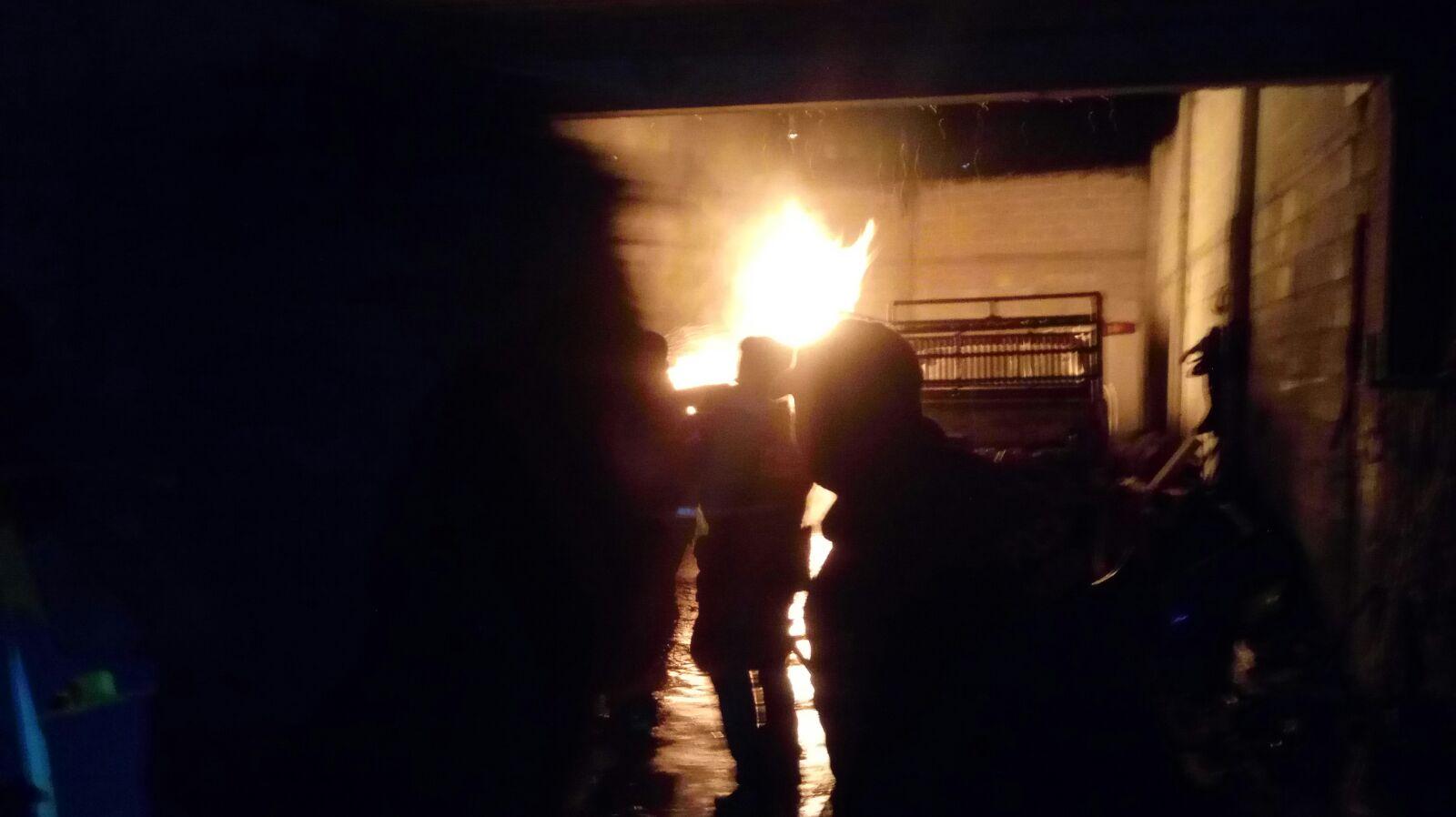 Policía Municipal y PC Ixtacuixtla sofocan incendio en un taller