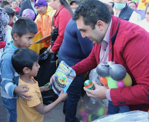 Alcalde festejo a cientos de niños en el Día de Reyes con una mega rosca de 110 metros