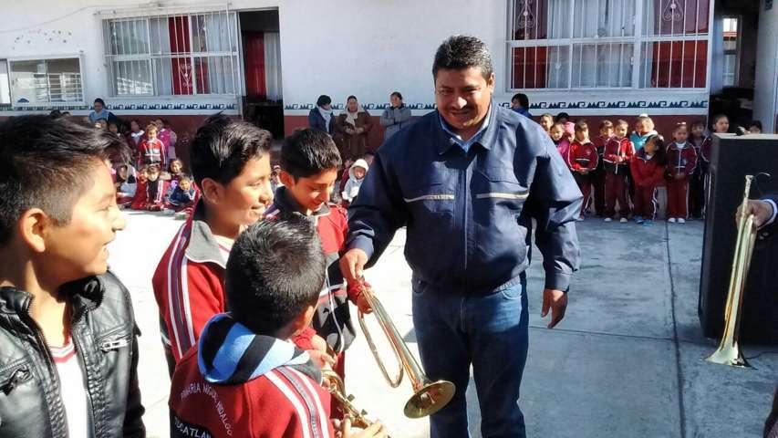 Alcalde equipa a escuela primaria con una banda de guerra