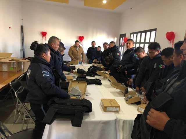 Entrega Badillo Jaramillo chalecos y radios a policías de Xicohtzinco