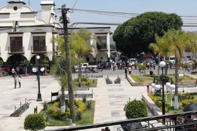 Inepto presidente de Huactzinco aglutina gente arriesgando al contagio de covid