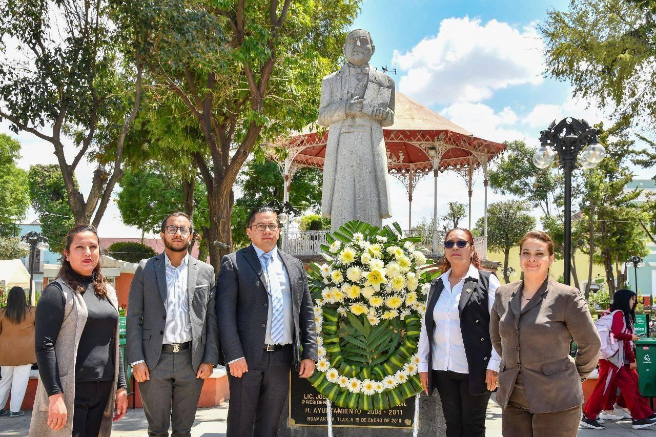 Colocan ofrenda floral y montan guardia de honor en busto de Benito Juárez