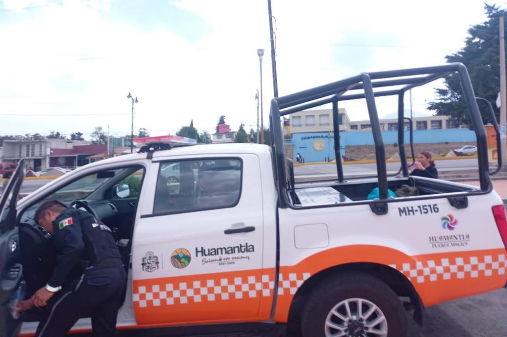 Reúnen policías municipales de Huamantla y Tehuacán a joven con sus familiares