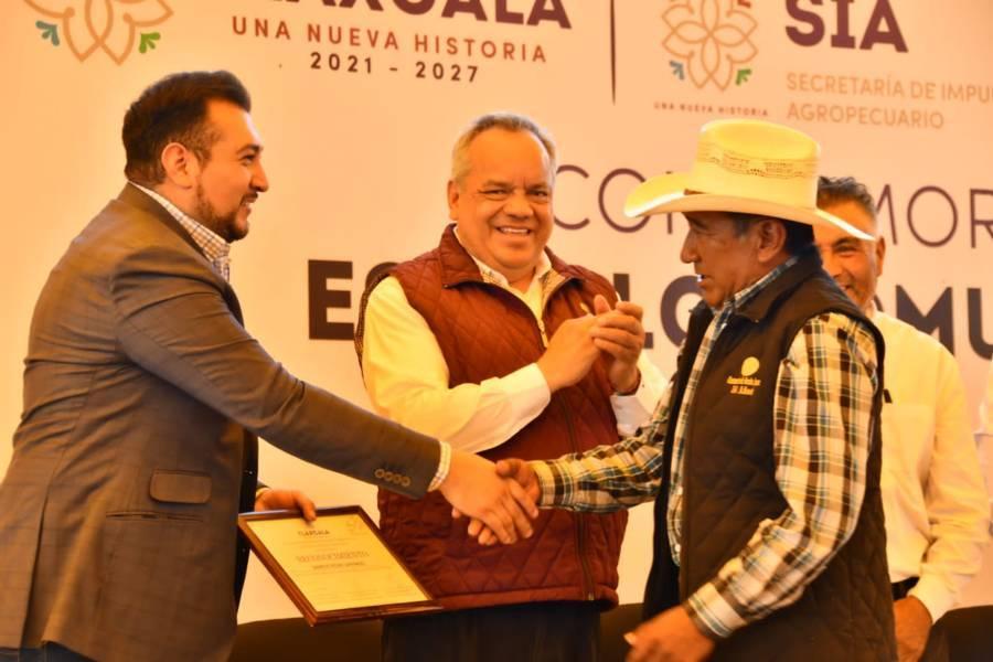 Felicita Salvador Santos Cedillo a los socios fundadores del establo Benito Juárez
