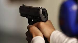 Reportan a mujer sangrando de la cara y porta un arma de fuego en Tequexquitla  
