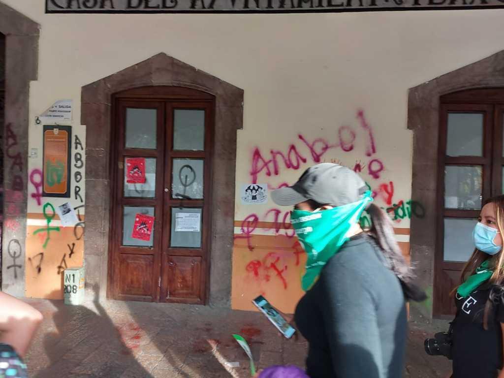 Feministas piden justicia vandalizando edificios públicos  