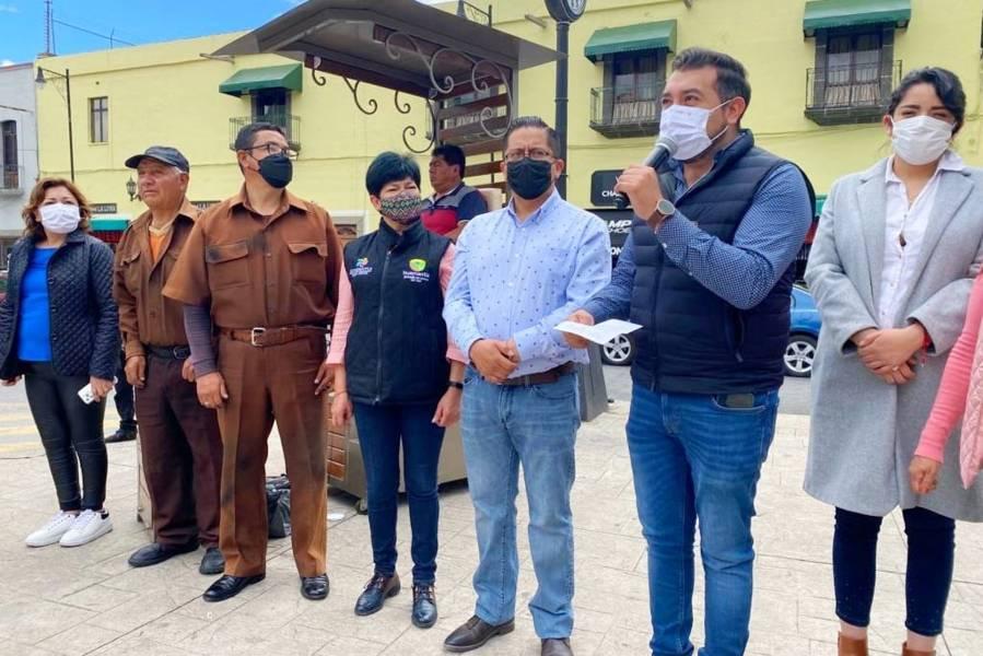 Entrega Santos Cedillo equipo nuevo a boleros del Parque Juárez y la Parroquia