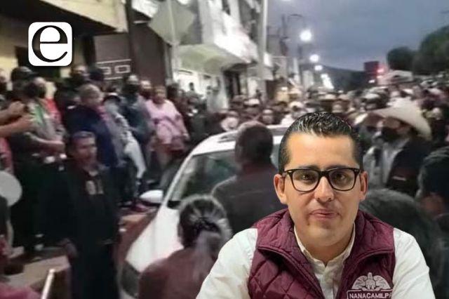 De rodillas Oswaldo Romano ante el pueblo y lo obligan a destituir a funcionarios