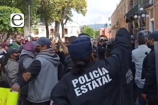 Se enfrentan pobladores de Tlalcuapan contra policías estatales frente a Palacio de Gobierno