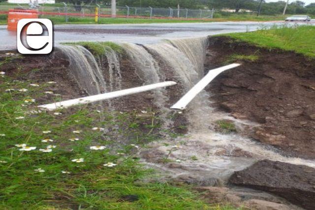 Lluvias provocan daños a la carretera de acceso al municipio de Tecopilco 