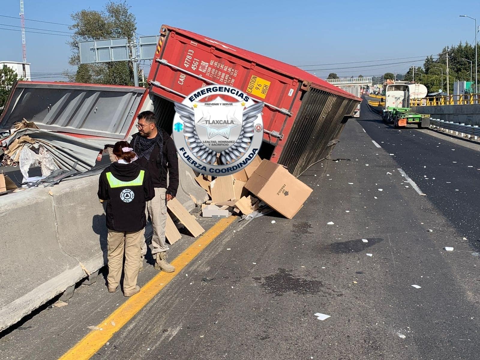Se desprende un contenedor de trailer en Yahuquemecan