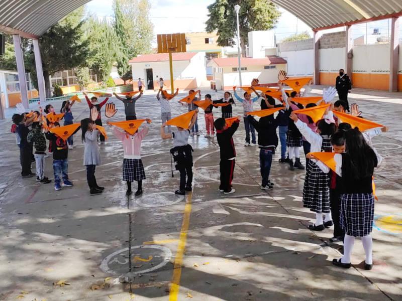Concientizan policías municipales de Huamantla a estudiantes sobre el respeto a las mujeres