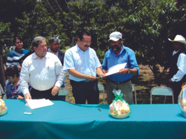 Firmaron la UAT y la Sociedad de Productores de Duraznos Selectos de Tlaxcala convenio de colaboración