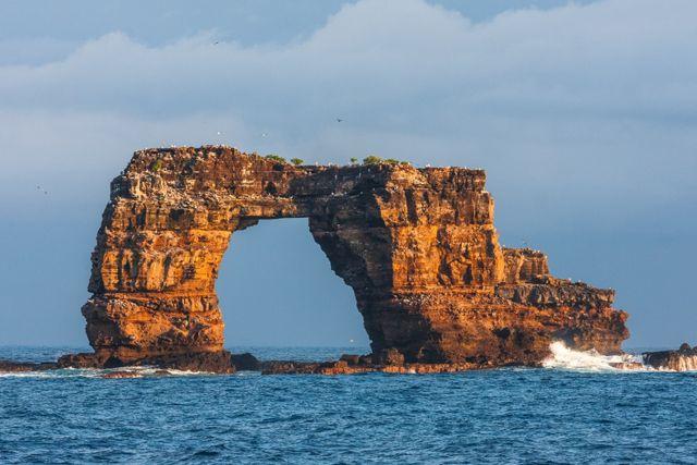 Colapsa ícono geológico y turístico: Arco de Darwin en las Islas Galápagos