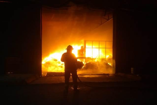 Bomberos sofocan incendio en fábrica de Xicohtzinco