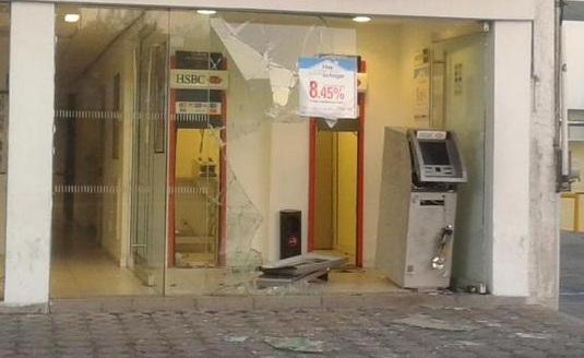 Hampones hurtan dos cajeros automáticos del banco HSBC en Panzacola