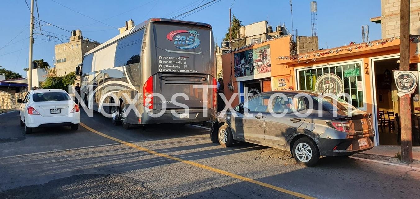 Autobús de la Banda MS impacta a un vehículo particular, en Tlamahuco, Totolac