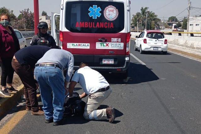 Policía de Papalotla auxilia a menor tras caer de su moto