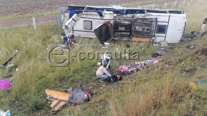 Tres muertos deja la volcadura de un camión pasajero en la Puebla – Tlaxcala 