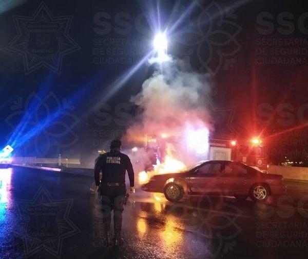 Vehículo se incendia frente a Gran Patio #Apetatitlán