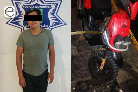 Policía de Apetatitlán asegura a sujeto con motocicleta robada