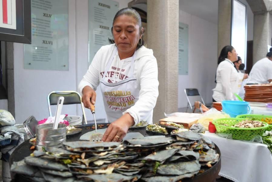 Reconoce Miguel Ángel Covarrubias dedicación de cocineras tradicionales de Santa Ana Nopalucan en la elaboración de quesadillas