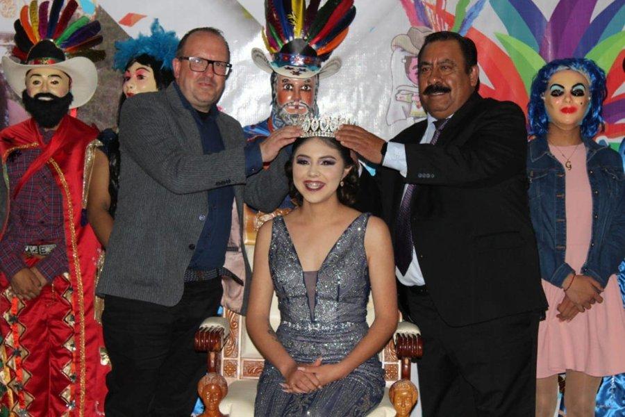 Gustavo Parada corona a la reina de carnaval de Atltzayanca 