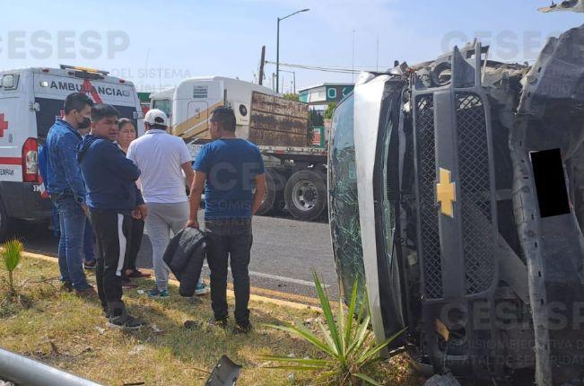 Chofer pierde el control de su camioneta y vuelca en la Vía Corta – Teolocholco 