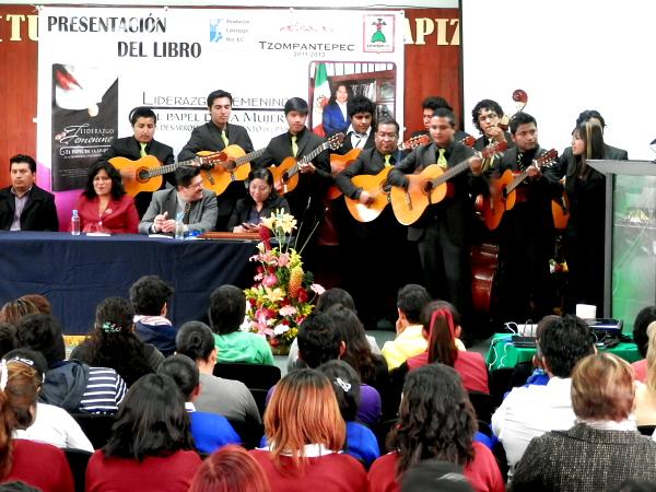 Presenta alcaldesa de Tzompantepec su libro “Liderazgo Femenino”