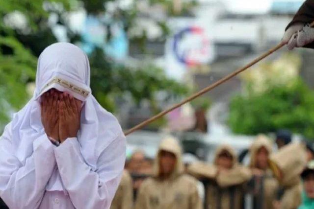 Indonesia: Joven es azotada en público por acercarse demasiado a su novio