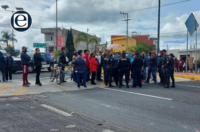 Padres de familia del CECyTE 31 bloquean la Vía Corta para exigir pavimentación 