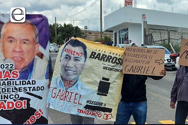 Barroso ratero y asesino gritan manifestantes durante la inauguración del HG