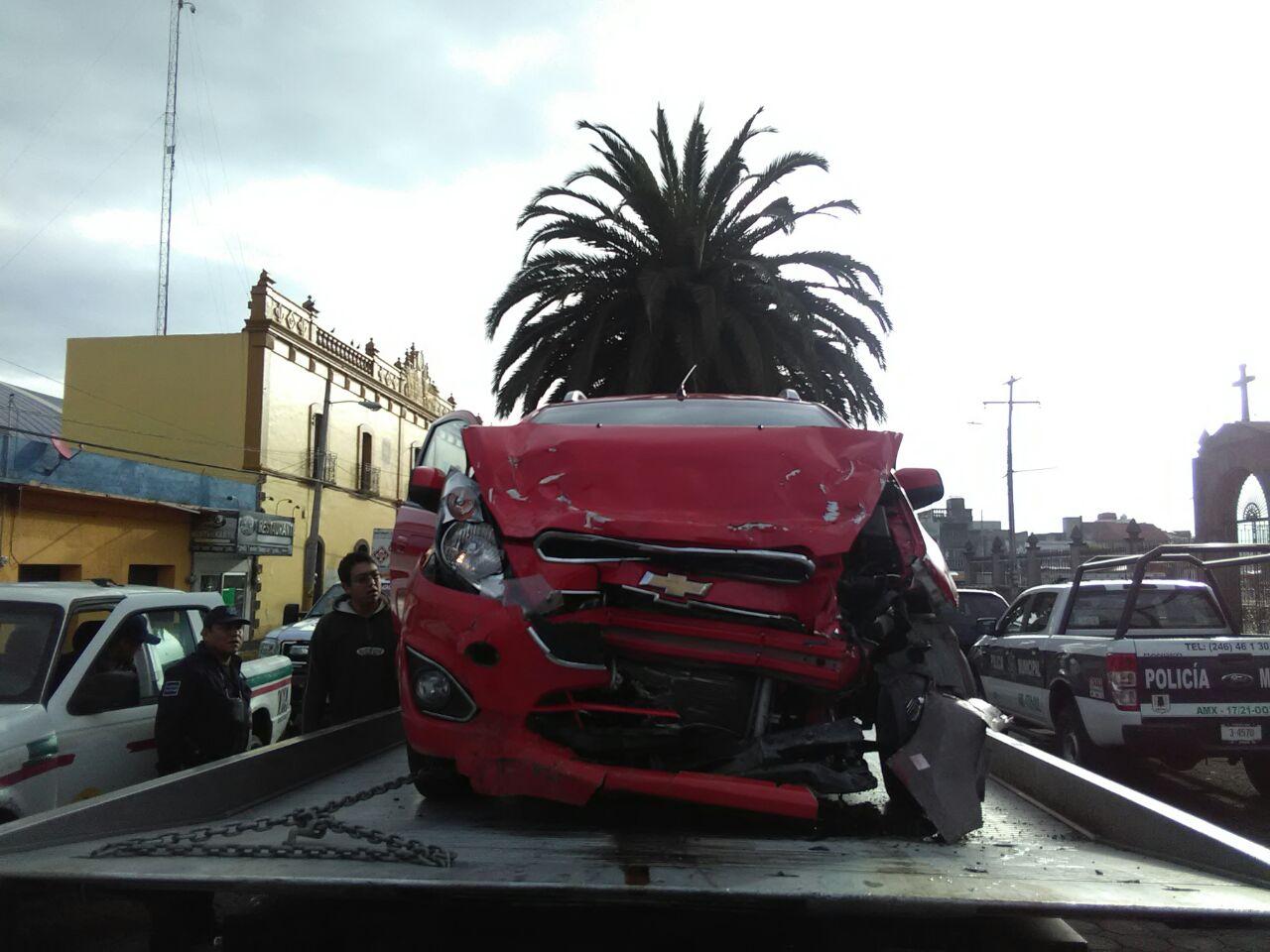 Choca de frente camioneta repartidora de gas en Amaxac de Guerrero