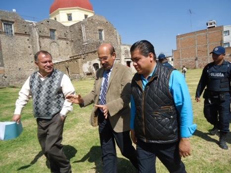 Recorren alcalde y delegado de INAH monumentos en Apetatitlán