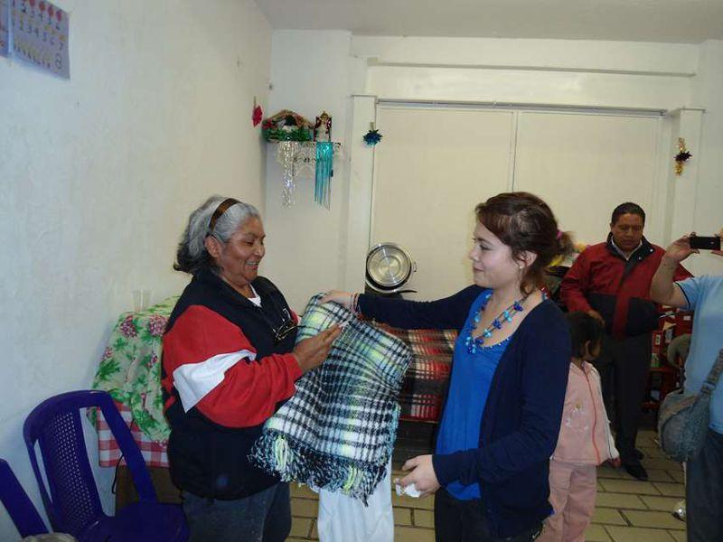 Entrega DIF municipal capitalino artículos básicos a los adultos mayores de Tizatlán