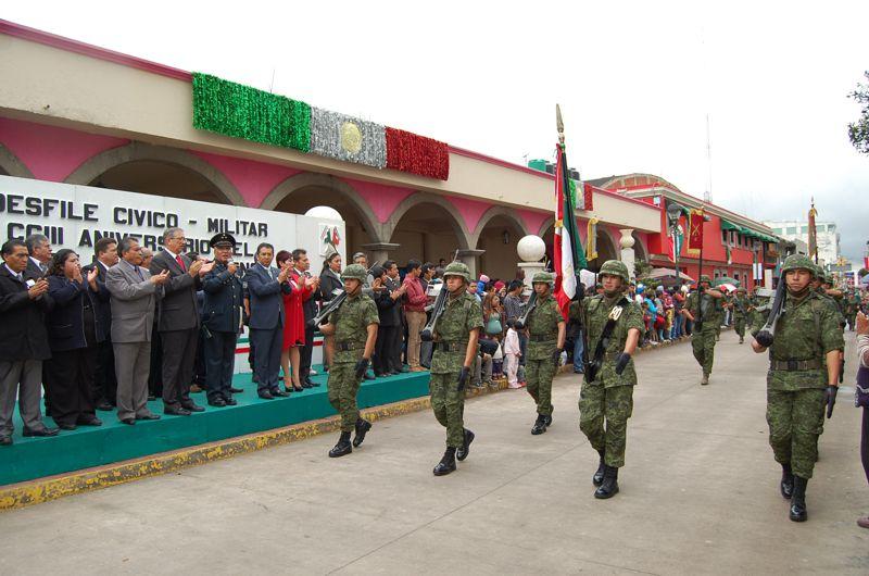 Vistoso desfile cívico-militar del 16 de septiembre en Chiautempan