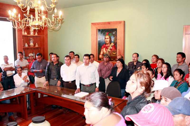 Atiende diputado Carlos Augusto Pérez a pobladores de Natívitas
