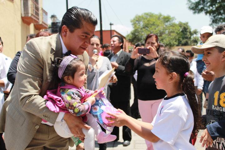 Regala sonrisas, banderazo de entrega de juguetes por el día del niño en Apetatitlán