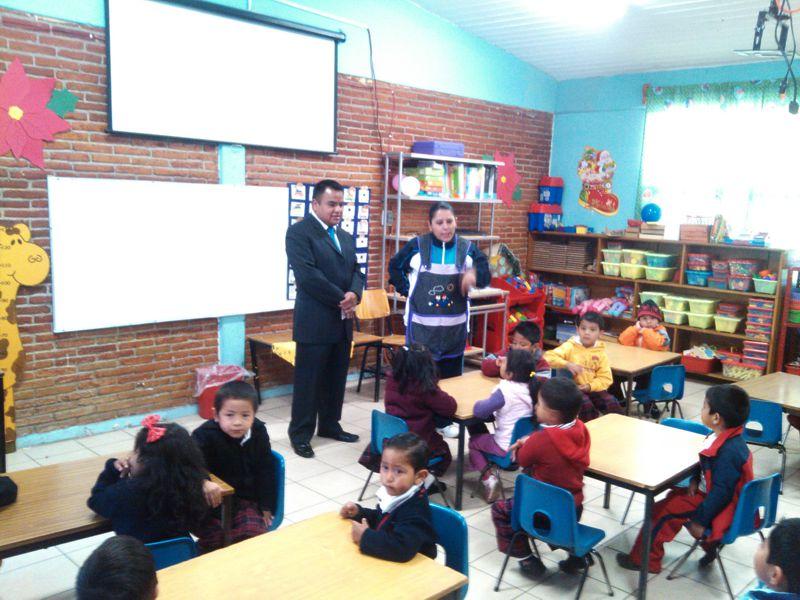 Acerca Angelo Gutiérrez las nuevas tecnologías educativas a escuela pública