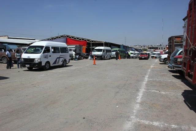 Comerciantes del tianguis dominical exigen fin a desorden de transportistas