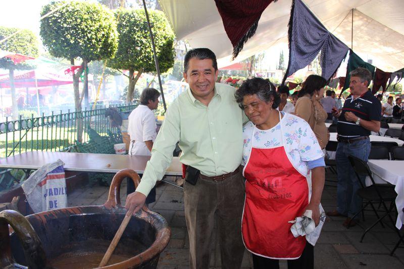 Realizan en Chiautempan por tercer año consecutivo la degustación del mole de guajolote