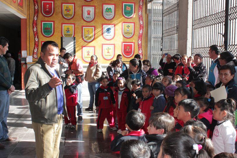 Ángelo Gutiérrez recibe visita del preescolar "Mitl" en el H. Congreso del Estado