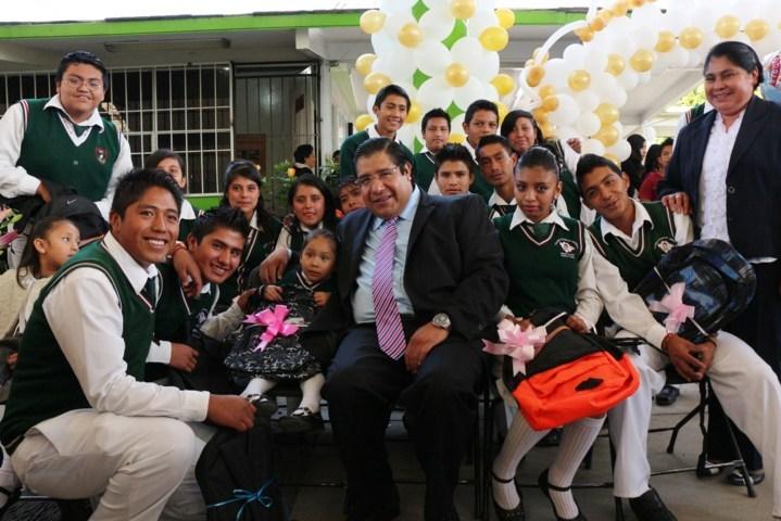 Apadrina Filemón Acoltzi a 345 alumnos de la Secundaria Miguel N. Lira
