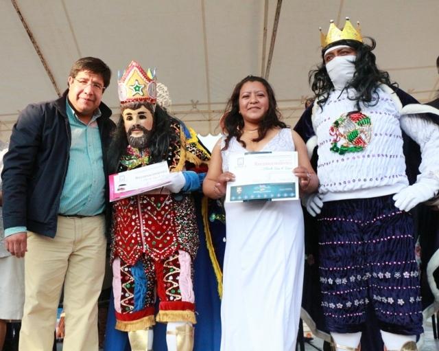 Premió alcalde a ganadores del Concurso de Camadas Carnaval Contla 2014 