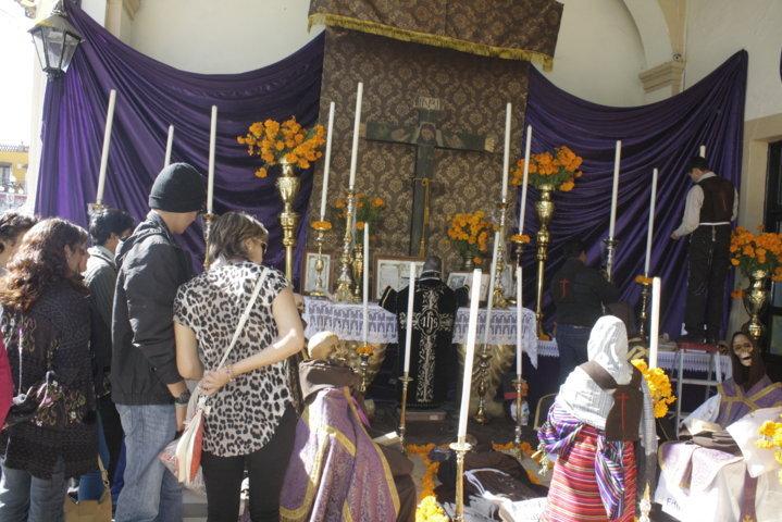 Con Ofrendas y “Calaveritas” conmemora Calpulalpan festividad de Día de muertos