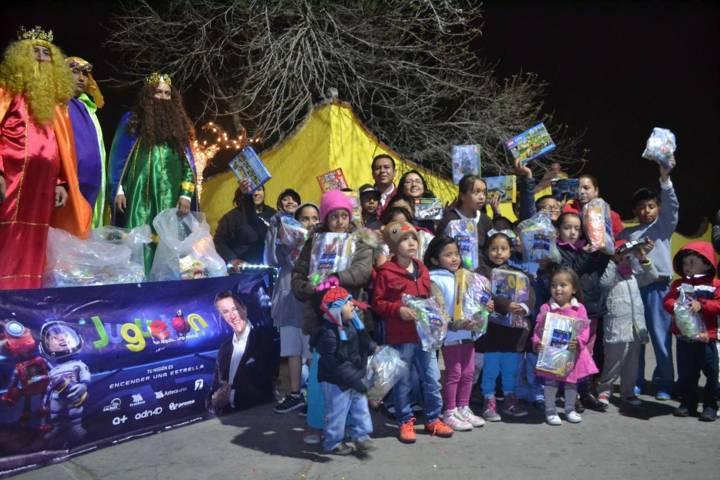 Rivera Mora lleva felicidad a los niños en el día de Reyes Magos