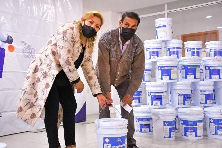 Ángelo entrega pintura e impermeabilizante a más de 200 familias