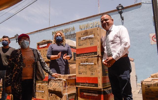 Ángelo Gutiérrez entrega 300 calentadores solares en Apetatitlán