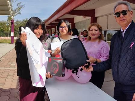 Estudiantes y médicos emprenden acciones para prevenir cáncer de mama 